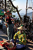 Myanmar - Kyaikhtiyo, food sellers 